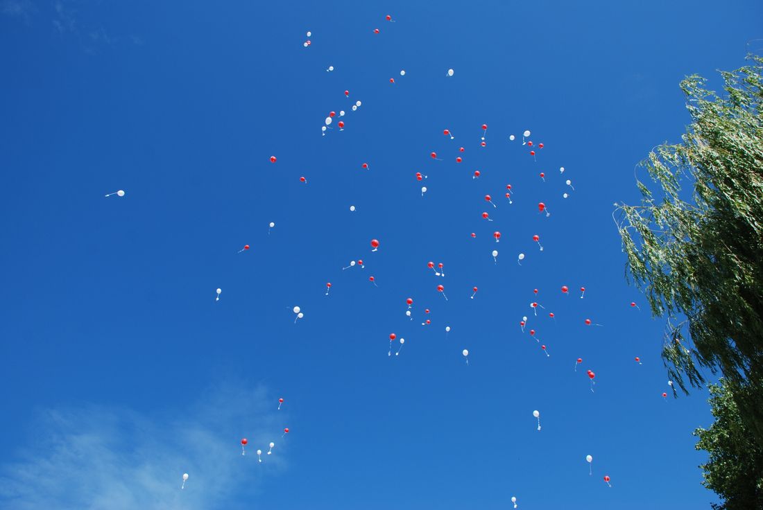 A hundred white balloons